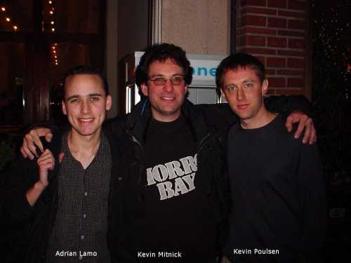 Кевин в окружении своих приятелей Адриана Ламо и Кевина Поулсена
